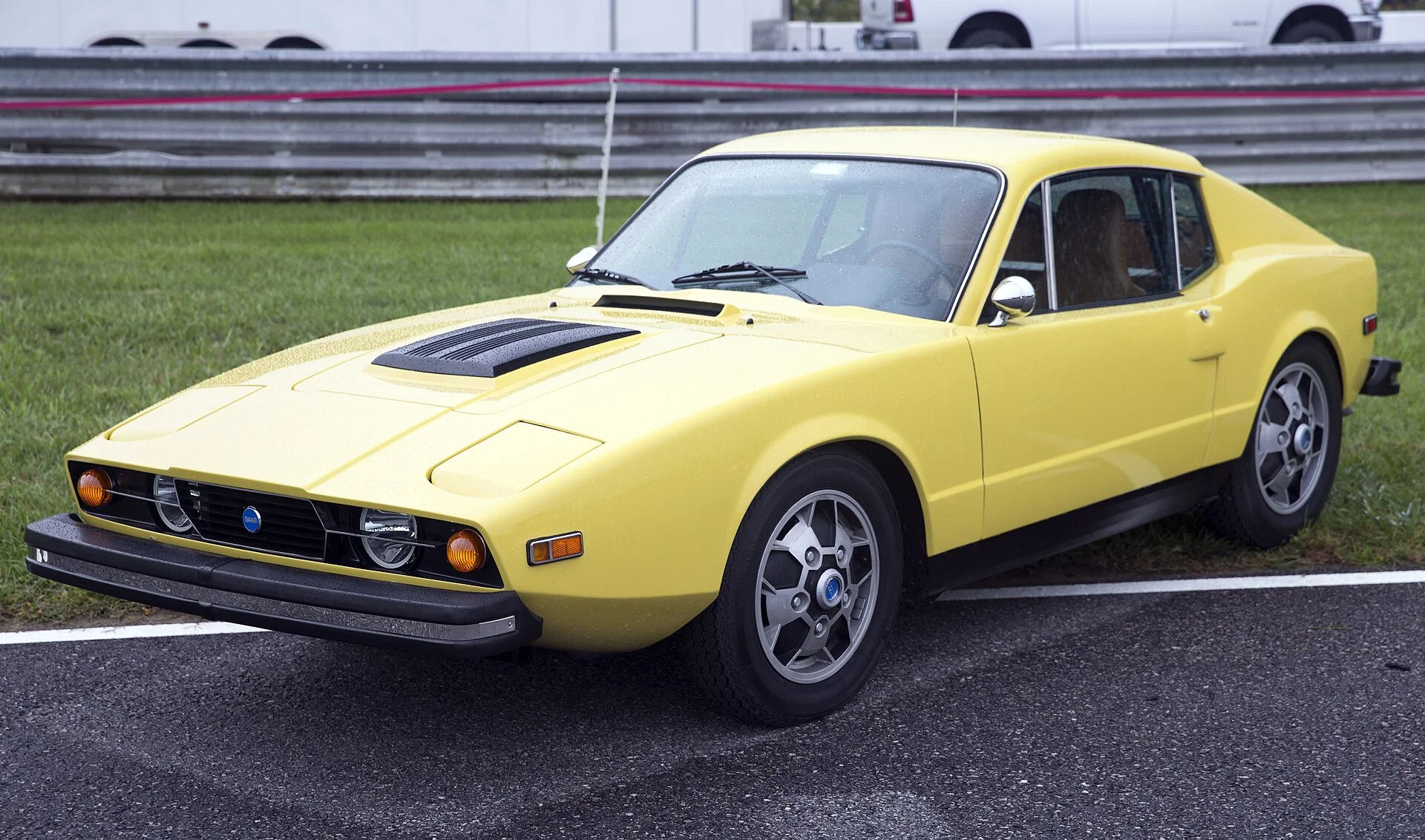 1974_Saab_Sonett_III_in_yellow,_front_left_(Lime_Rock).webp