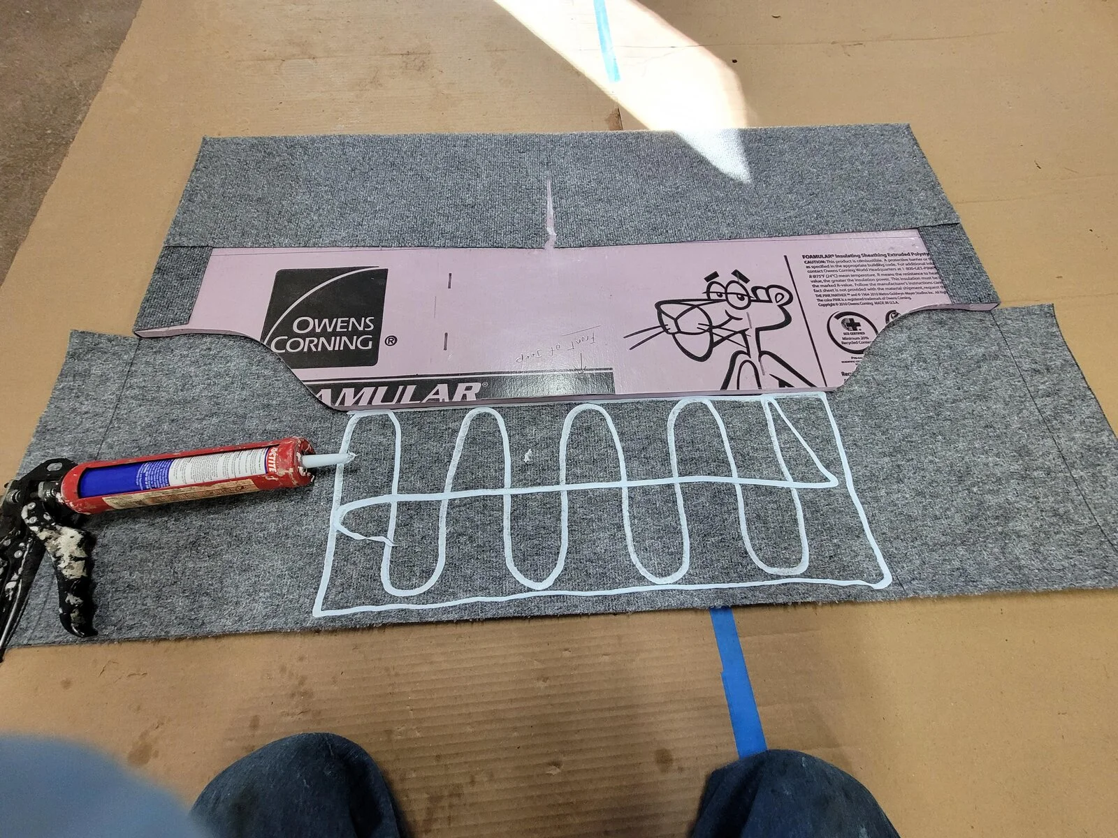 2-glueing carpet.webp