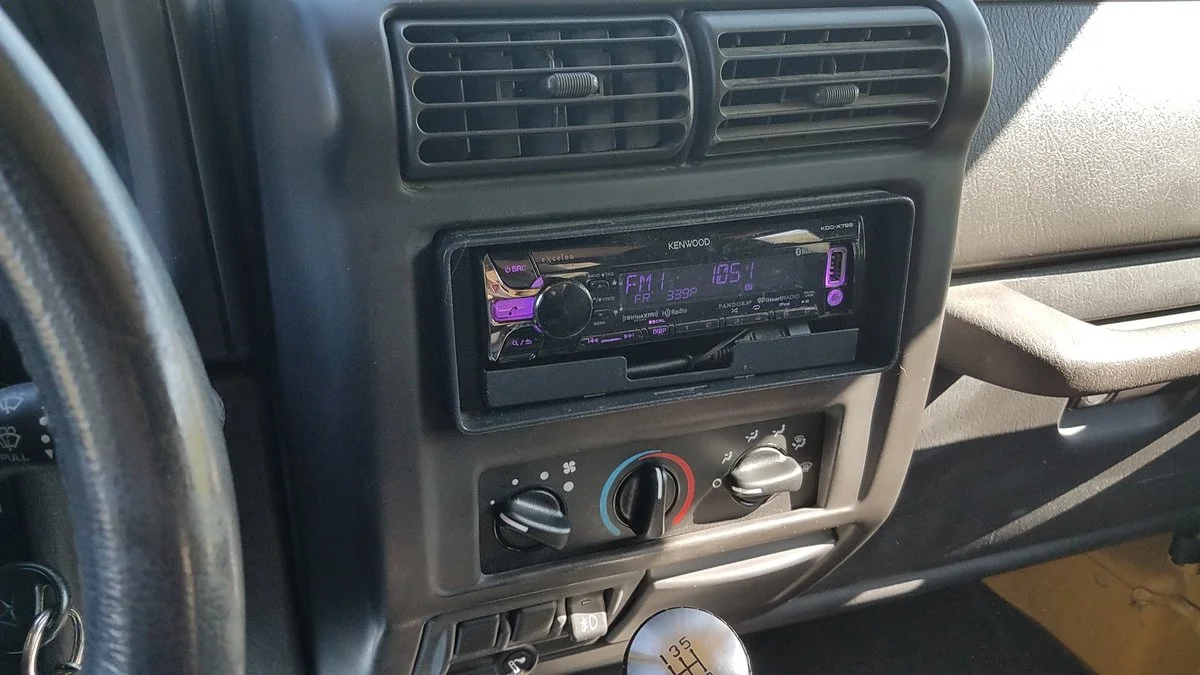 2000TJ-radio.webp