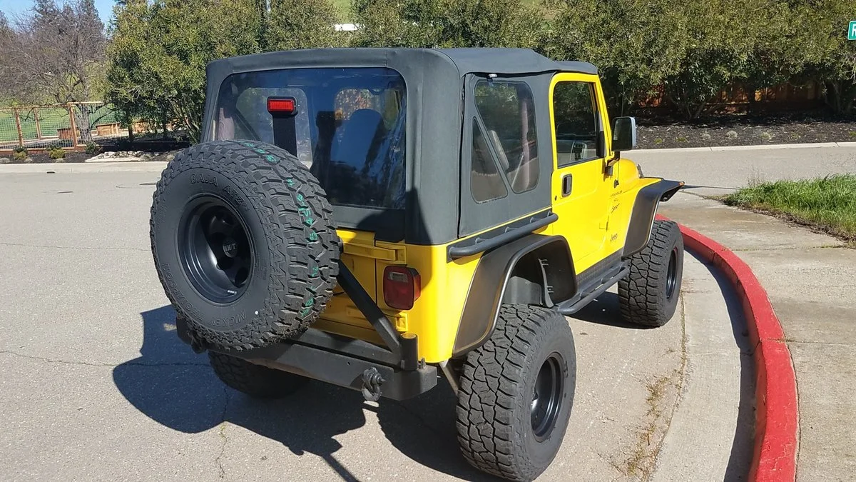 2000TJ-RightRear.webp
