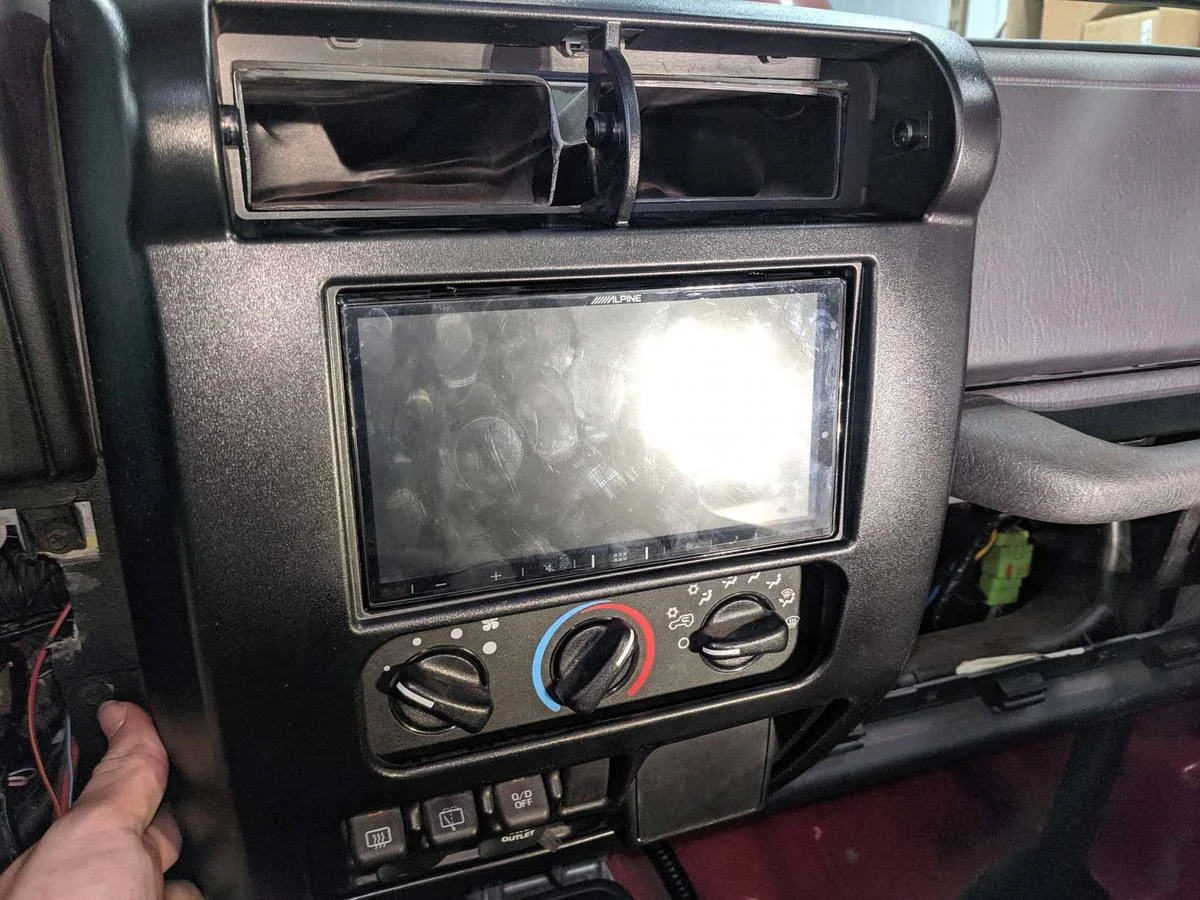20190908_head-unit-installed.webp