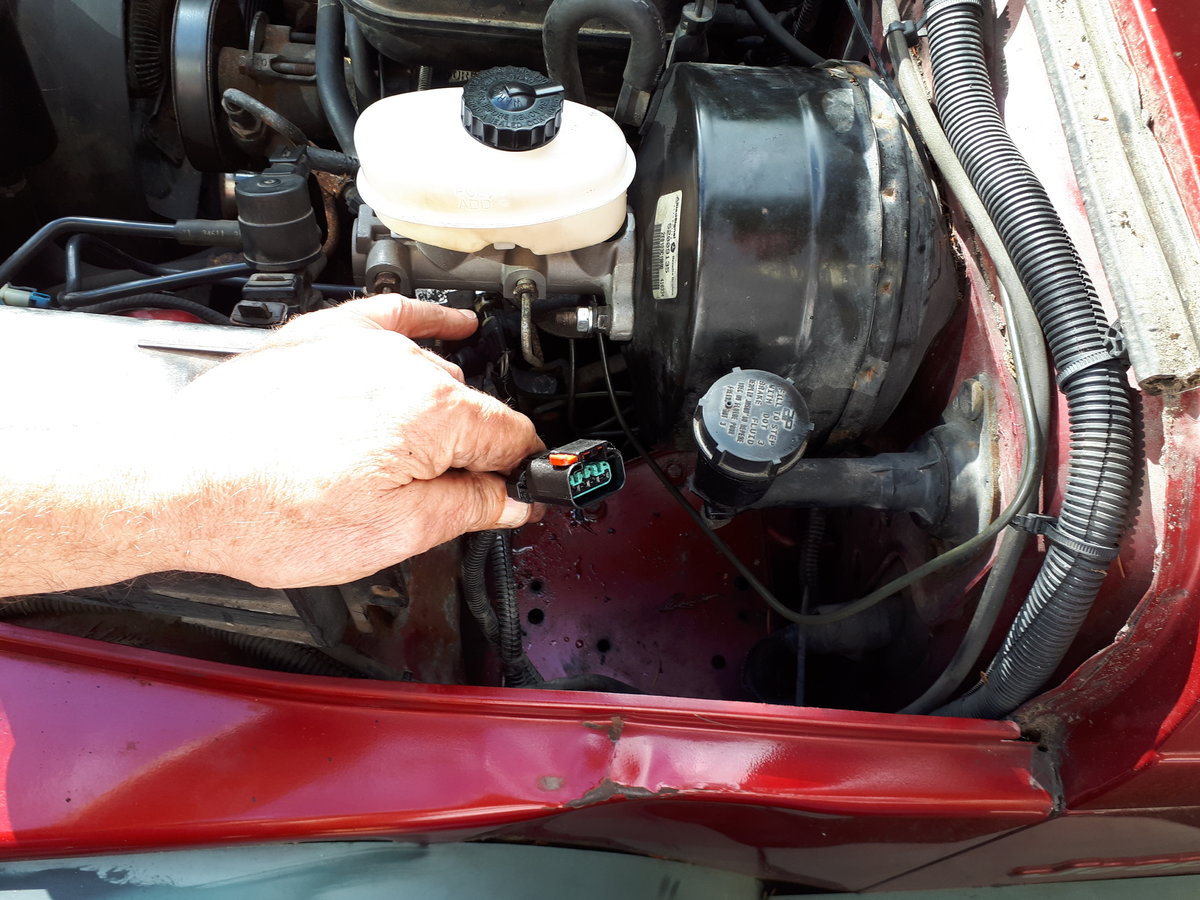 Unknown wire next to master cylinder on 1998 Jeep TJ 4 cylinder | Jeep  Wrangler TJ Forum