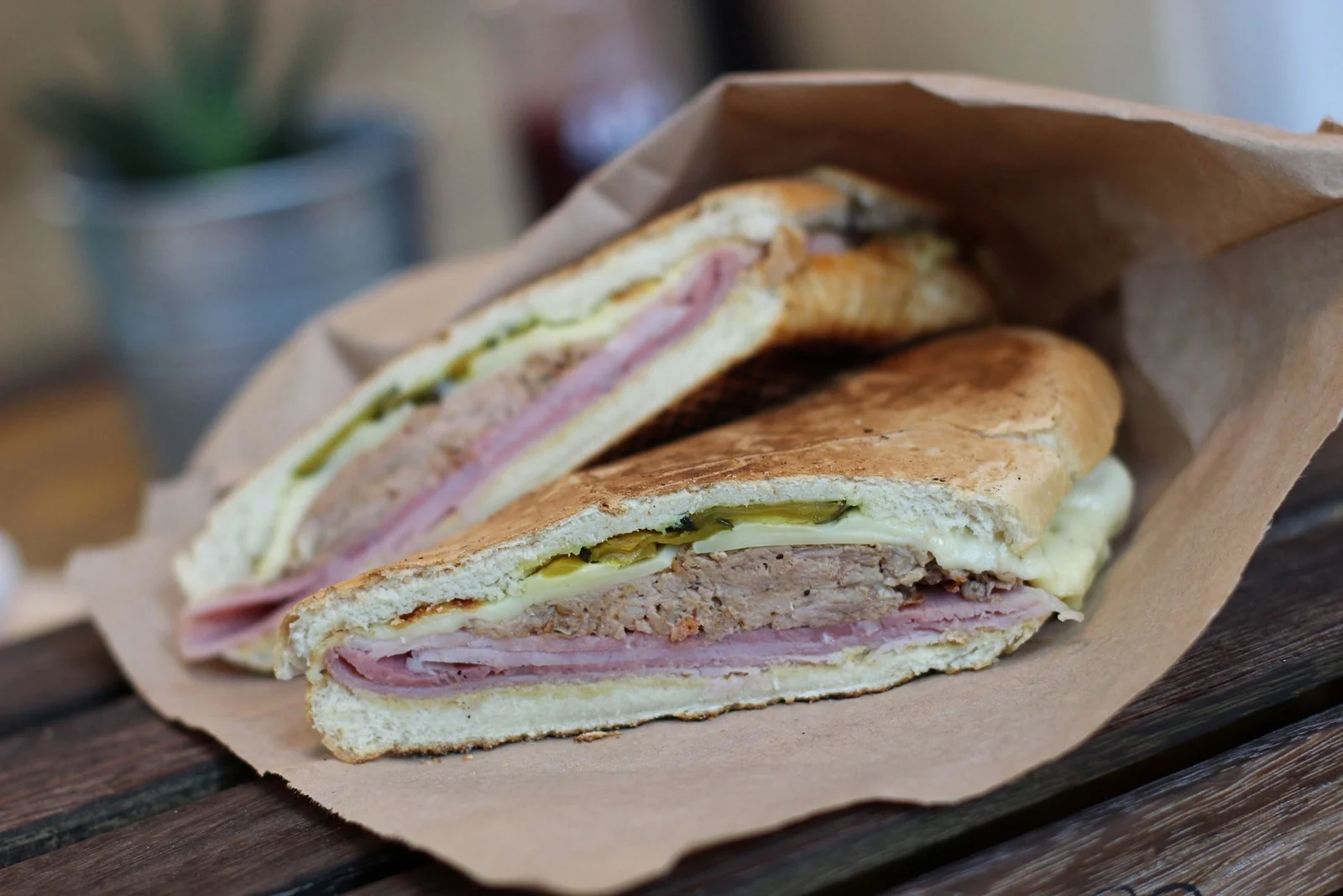 Bangers_and_Bacon_sandwich.webp