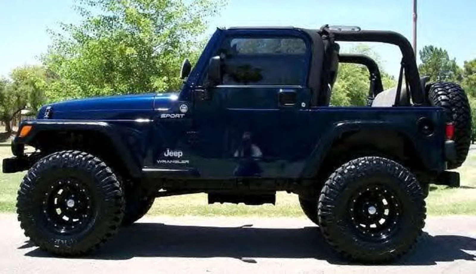BLUE JEEP.jpg