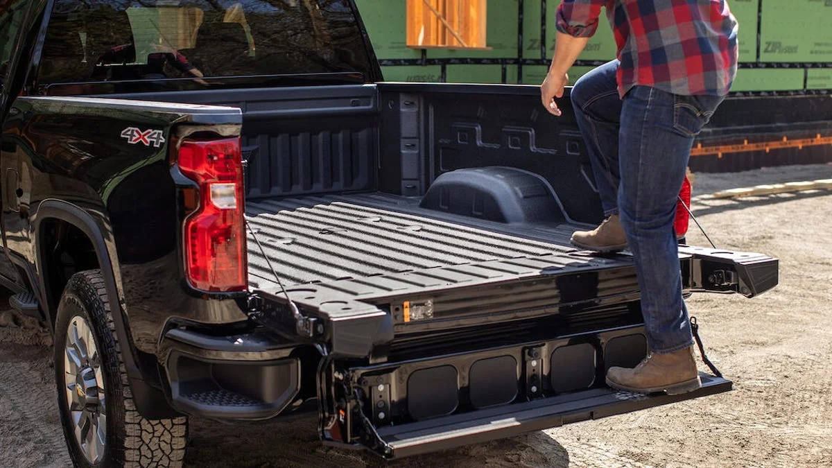 chevrolet-silverado-2500hd-multi-flex-tailgate-015.webp
