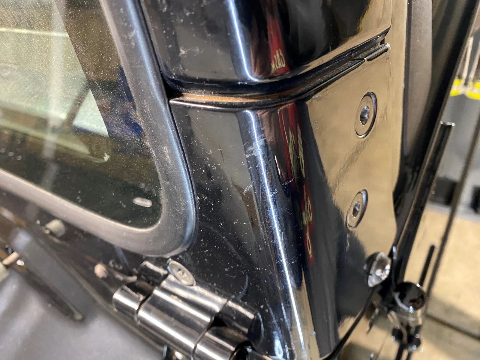 DS window hinge rust..webp