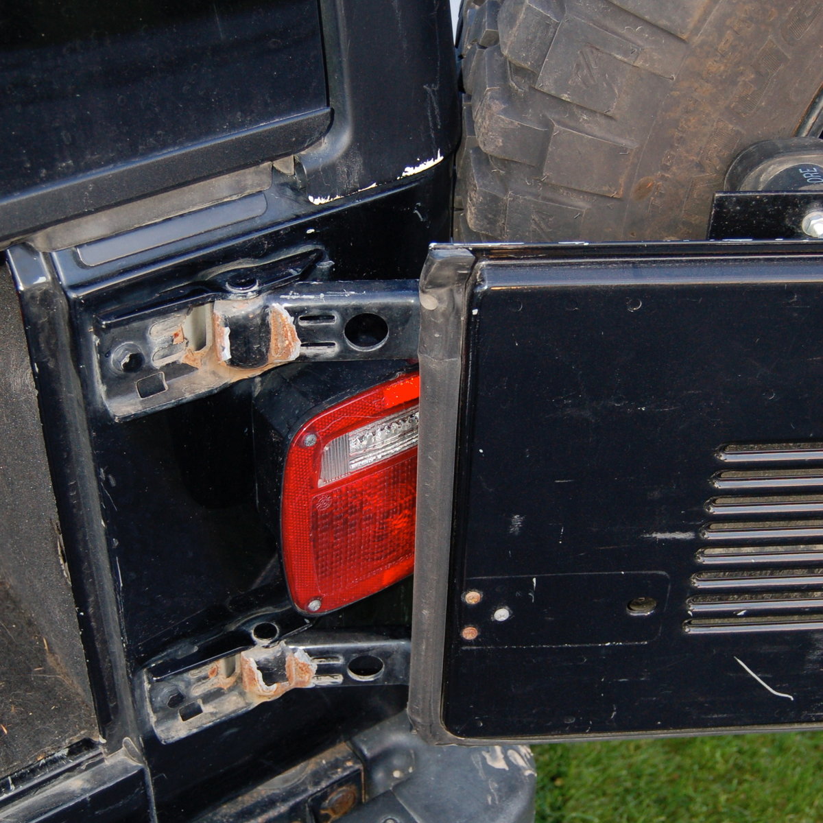 Do I need to upgrade tailgate hinges for a 33 tire? | Jeep Wrangler TJ Forum