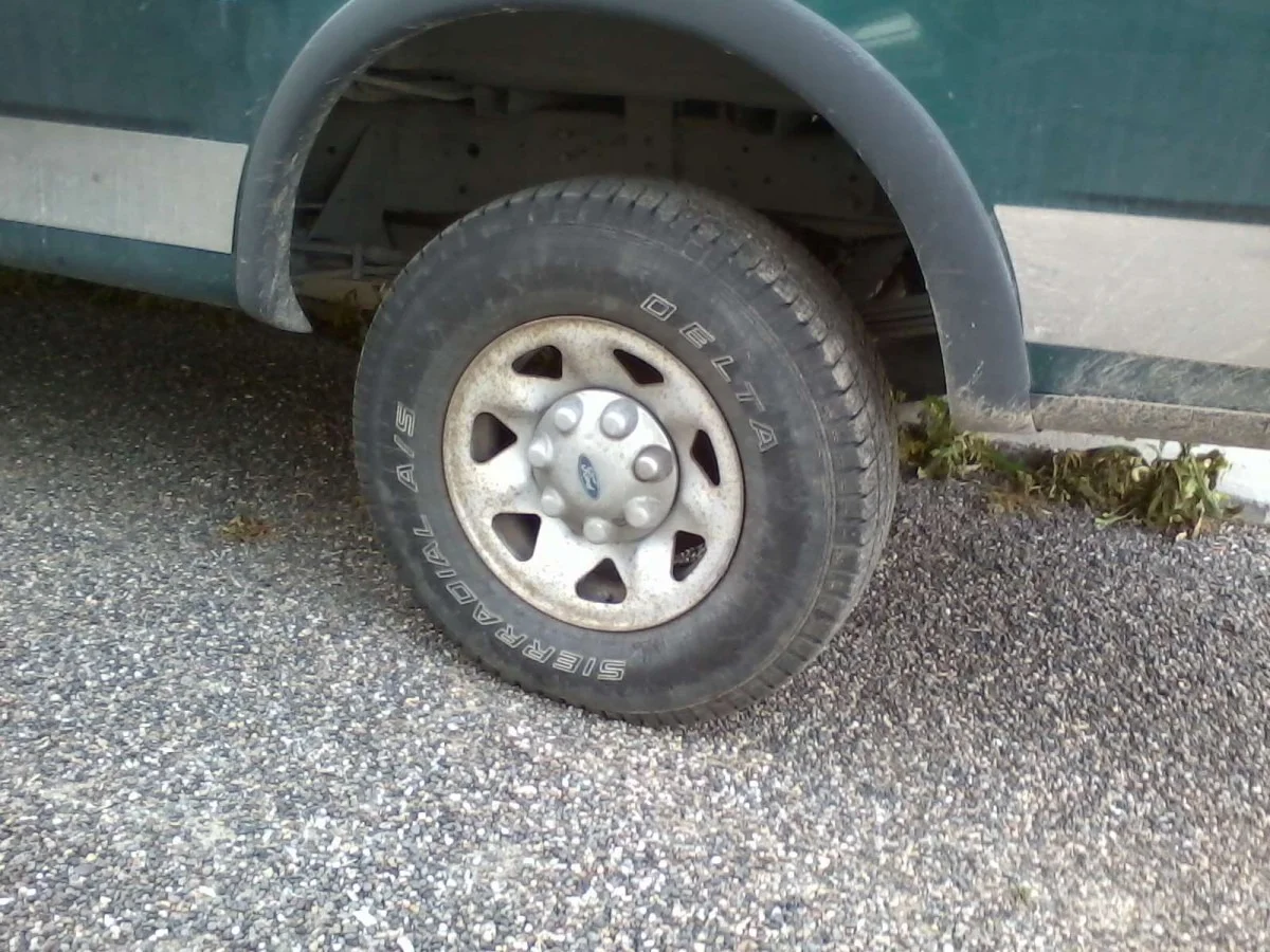 Ford-F250-1997-wheel-2.webp