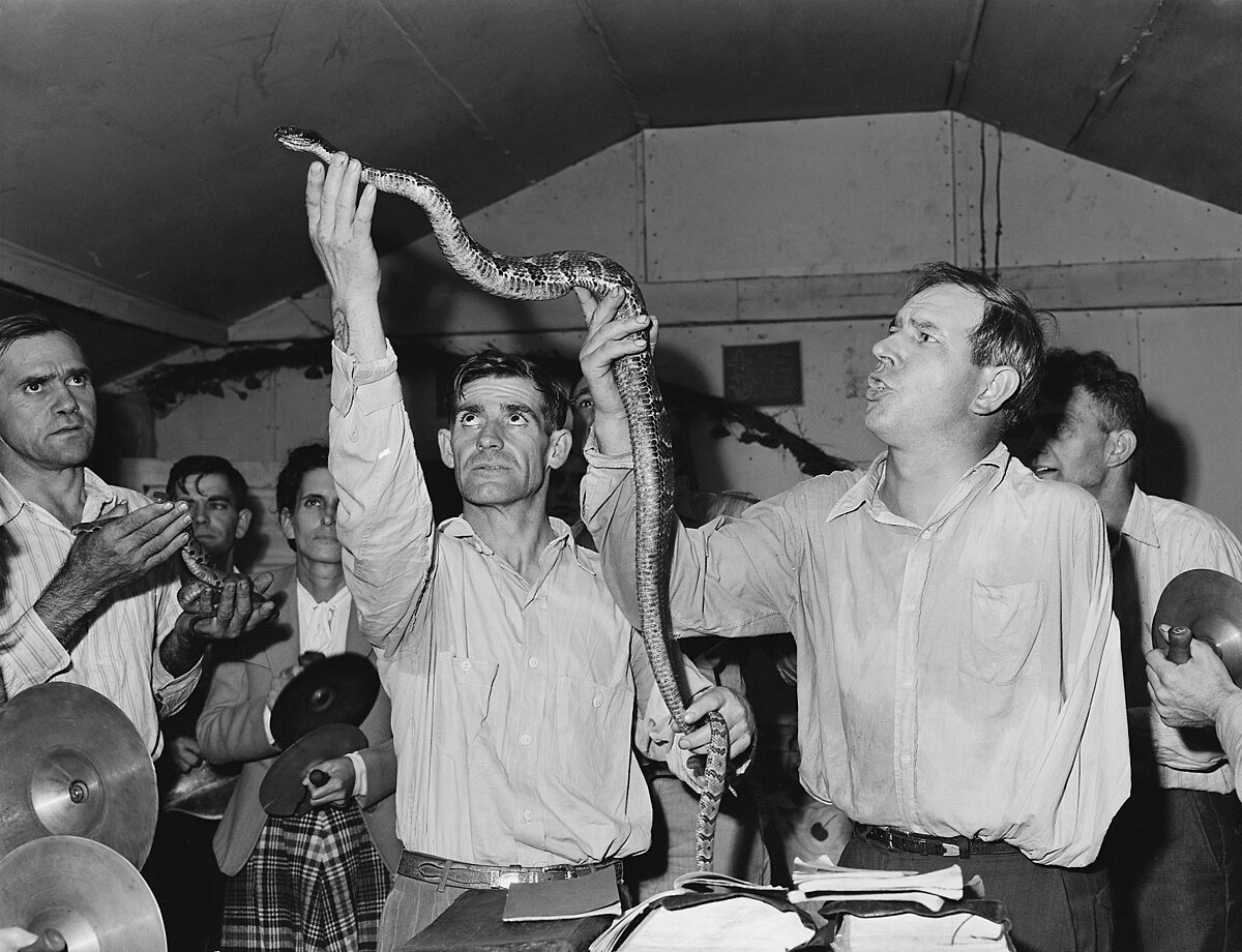 Handling_serpents_at_the_Pentecostal_Church_of_God._(Kentucky)_by_Russell_Lee._-_NARA_-_541335.jpg