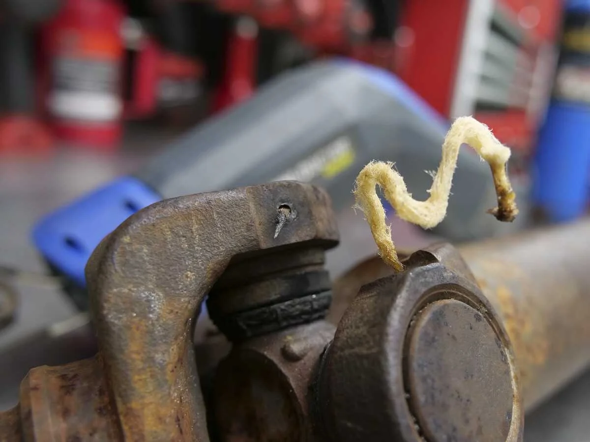 How-to-Replace-GM-Plastic-U-Joint-FI.webp