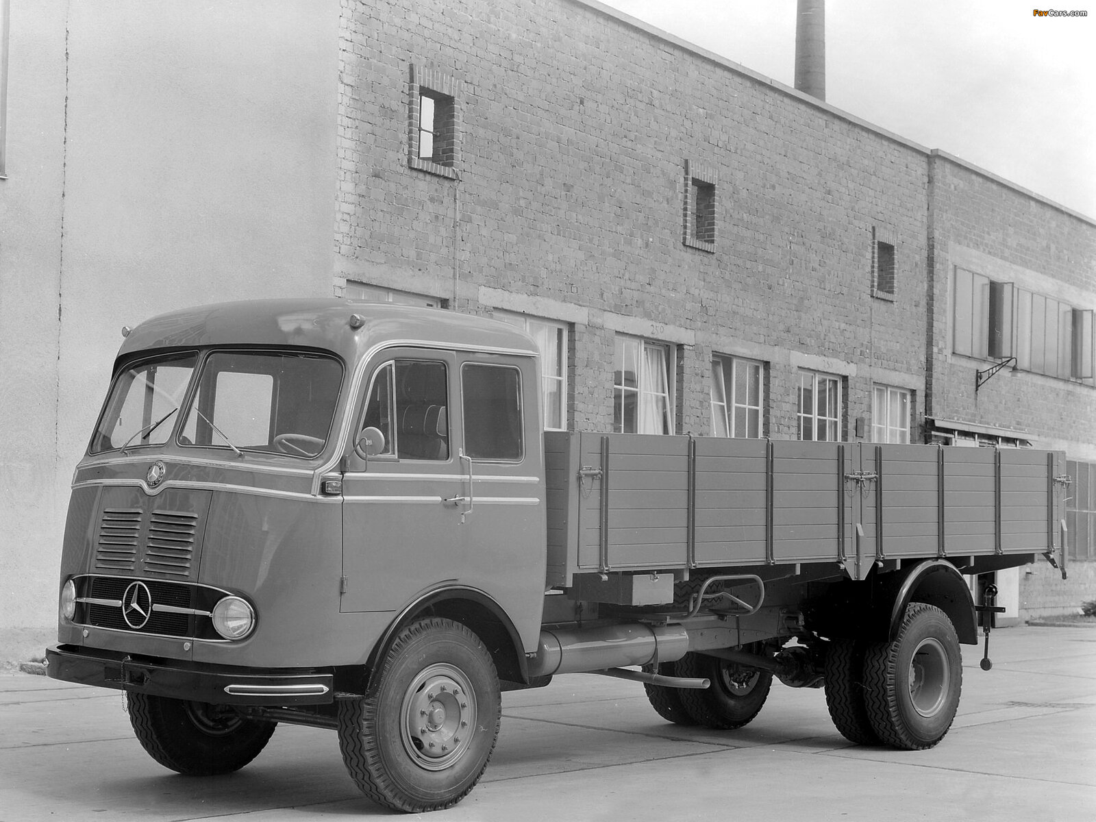 mercedes-benz_lp-series_trucks_1957_photos_1.jpg