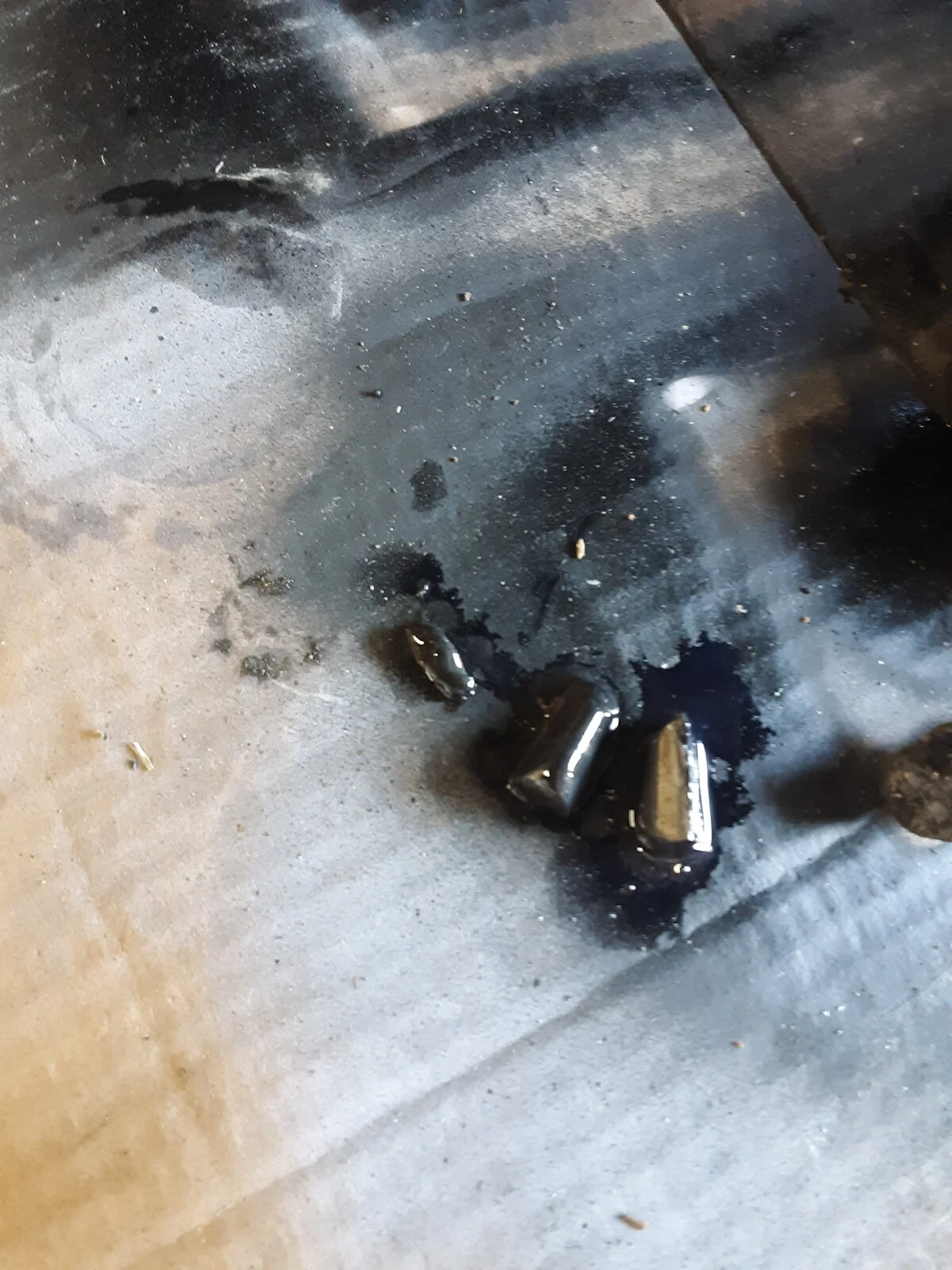 metal found in front diff.jpg