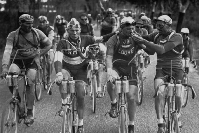 smoking-cyclists-tour-.webp