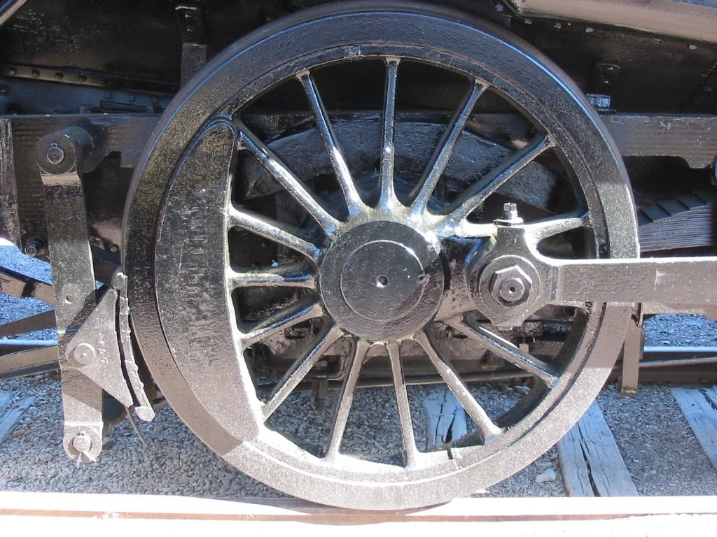 Steam_locomotive_driving_wheel.webp