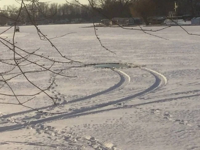tire_and_foot_tracks_in_snow_on_ice_jpg-3568105.webp