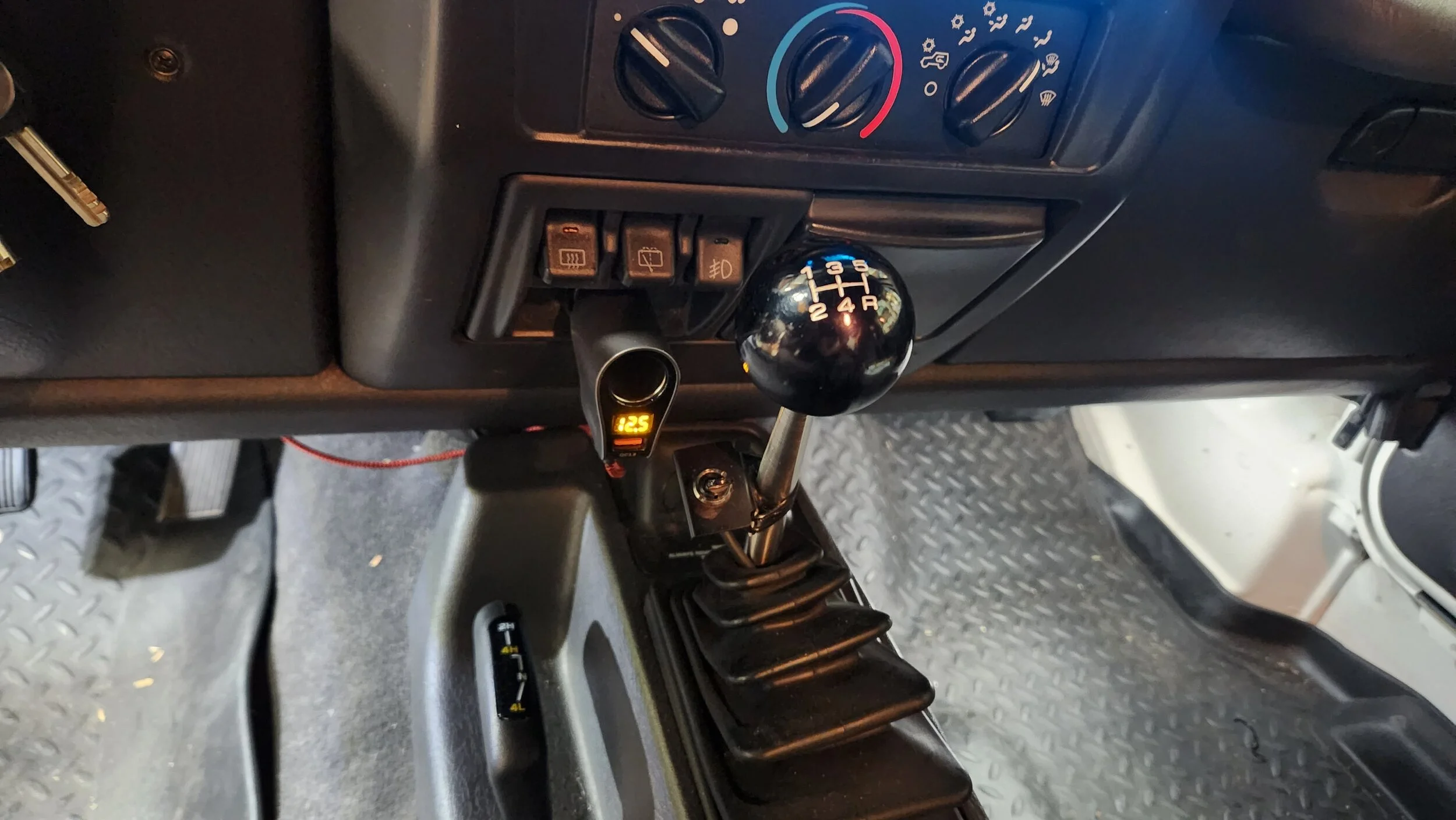USB charger.jpg