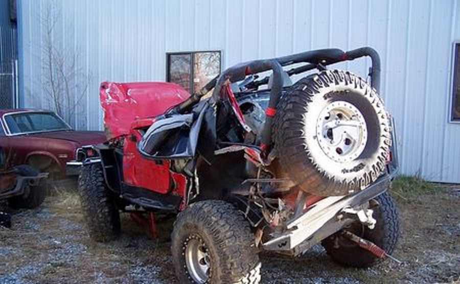 wrecked jeep4.jpg