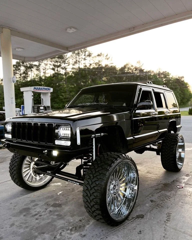 XJ on 35s 26 inch wheels.jpg
